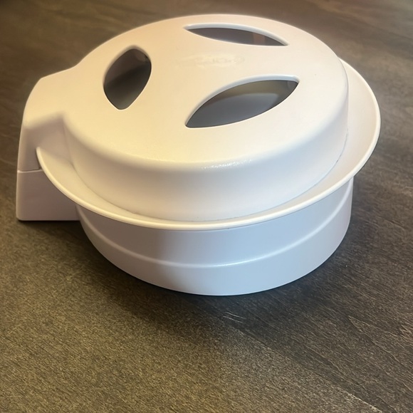 The Pampered Chef - Close & Cut - Keeps Food In Place and Hands Safe - Picture 3 of 7